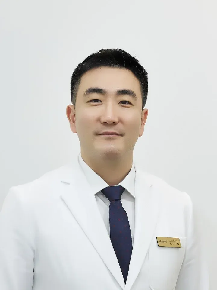 참맑은한의원 오재석 대표원장, 흰 가운에 남색 넥타이를 맨 증명사진
